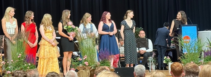 Emilia dankte vor allen ihre Mitstreiterinnen bei der selbstständigen Jahrgangsorganisation: Esther Sommer, Jennifer Frass, Hannah Labuhn, Paula Hoffmann, Pauline Heimerl, Emely Deppe, Pauline Paare.